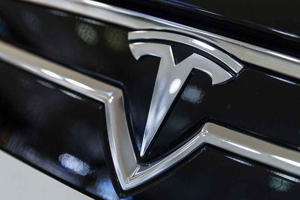 В жалобе говорится, что компания Tesla препятствовала рабочим в реализации их прав