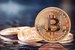 29 ноября 2013 г. стоимость биткоина достигла рекордных $1137, но к маю 2015 г. криптовалюта подешевела до $230, а затем подорожала до $441,8 . Всего выпущено $6,8 млрд биткоинов. Технология блочных цепей (blockchain), на которых основаны сделки с биткоином, вызывает огромный интерес у глобальных банков. Она обещает переворот в системе банковских платежей, поскольку позволяет обновлять информацию в реестрах, расположенных далеко друг от друга, без централизованного управления. Технология блочных цепей также поможет банкам упростить рутинные операции бэк-офиса и сэкономить миллиарды долларов на автоматизации