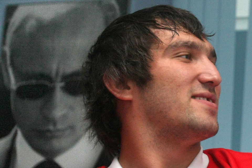 Хоккеист Александр Овечкин поддерживает президента Владимира Путина (на заднем плане) давно и открыто