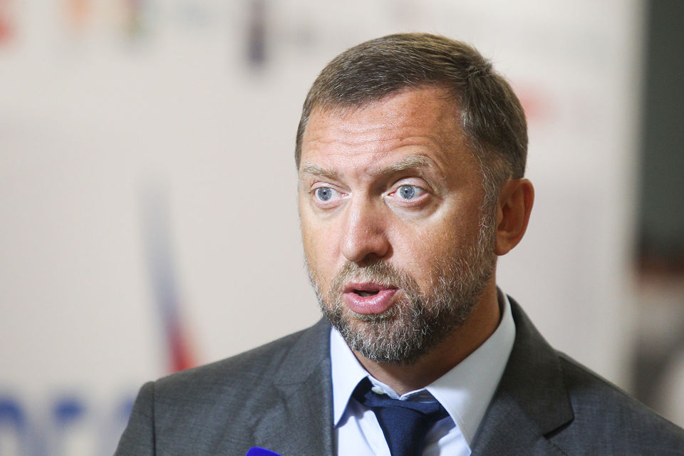 Перед размещением En+ у структур Олега Дерипаски согласилась купить бумаг на $500 млн структура CEFC China Energy Company – AnAn Group. На $1 млрд были размещены новые бумаги