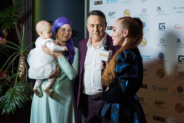 Весь вечер пара принимала поздравления с будущим пополнением в семье Весь вечер пара принимала поздравления с будущим пополнением в семье