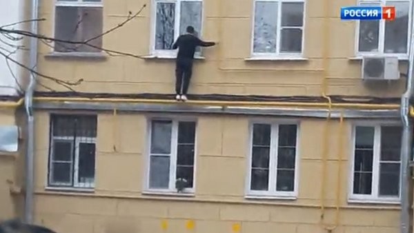 Возлюбленный актрисы Денис сбежал от нее через окно Возлюбленный актрисы Денис сбежал от нее через окно