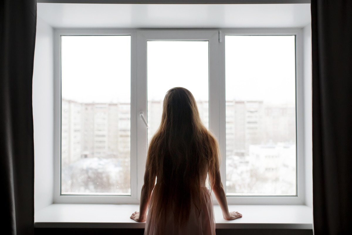 Голая девушка возле окна