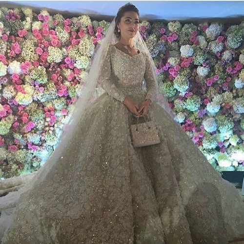 Платье невесты от модного дома Ellie Saab весит 25 килограммов Платье невесты от модного дома Ellie Saab весит 25 килограммов