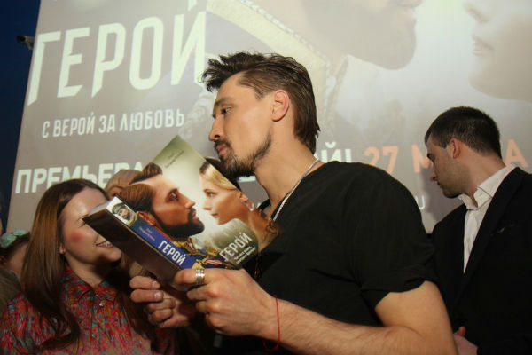 Многие поклонники приносили на подпись книги, что совершенно не удивило Билана: «Культурная столица!» Многие поклонники приносили на подпись книги, что совершенно не удивило Билана: «Культурная столица!»