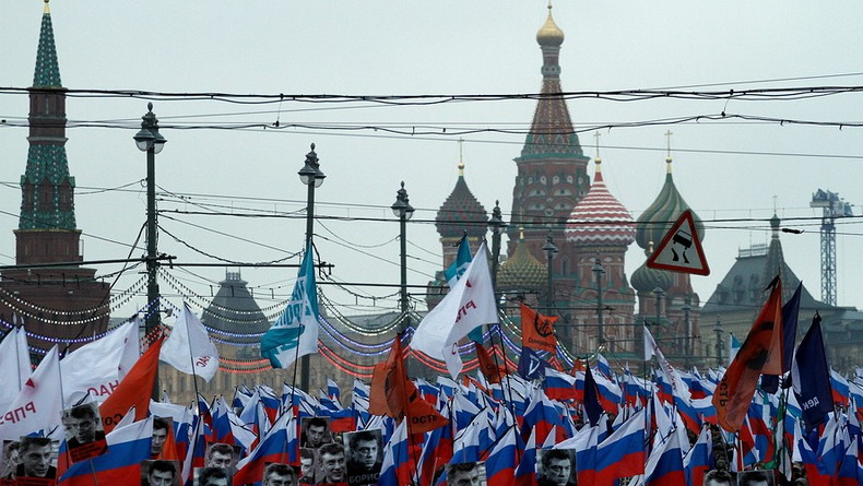 Сторонники российской оппозиции принимают участие в марше памяти критика Кремля Бориса Немцова, убитого в центре Москвы 1 марта 2015 года