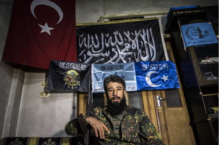 Полевой командир из бригады «Sultan Abdulhamid Han» рассказывает о военной кампании против Асада и России в районе Байырбуджак (Bayirbucak) на севере провинции Латакия, 27 октября 2015 года