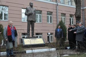В Москве поставили памятник Жириновскому