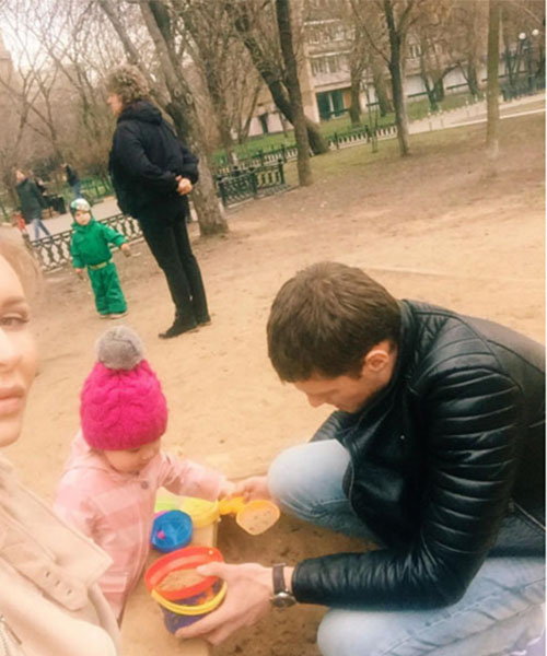 Александр Задойнов очень вдохновленно лепил с дочкой Сашей куличи из песка Александр Задойнов очень вдохновленно лепил с дочкой Сашей куличи из песка