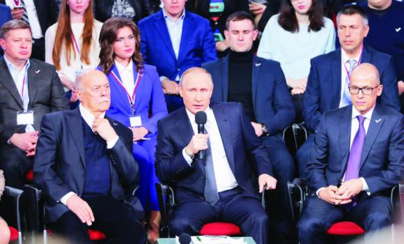 Президент России Владимир Путин выступает в ходе медиа-форума Всероссийского народного фронта в Санкт-Петербурге
