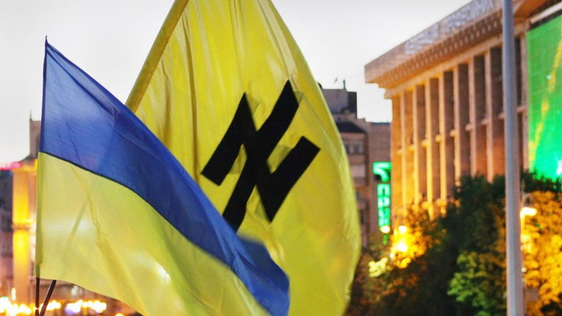 Флаг с неонацистской символикой на улице одного из украинских городов