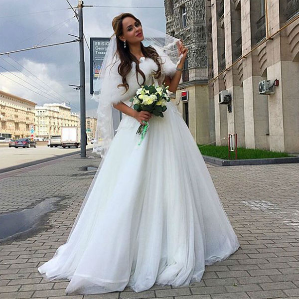 В загс Анна явилась одна В загс Анна явилась одна