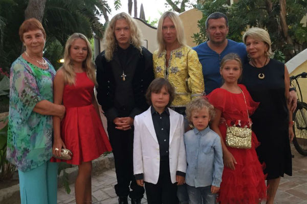 Владимир Соловьев ( слева направо) с тещей Любовью Борисовной, дочерью Софией, сыном Даниилом, женой Эльгой, мамой Инной Соломоновной и дочкой Эммой, рядом с ней братья Иван и Владимир Владимир Соловьев ( слева направо) с тещей Любовью Борисовной, дочерью Софией, сыном Даниилом, женой Эльгой, мамой Инной Соломоновной и дочкой Эммой, рядом с ней братья Иван и Владимир