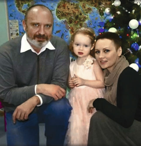 Сейчас Елена и Александр делят в суде 5-летнюю дочь Софью Сейчас Елена и Александр делят в суде 5-летнюю дочь Софью