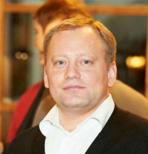 Сергей Ткаченко не смог удержать равновесие на подоконнике Сергей Ткаченко не смог удержать равновесие на подоконнике