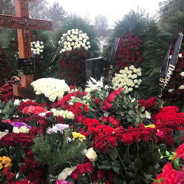 Цветы от всех, кто пришел проводить Ткаченко в последний путь Цветы от всех, кто пришел проводить Ткаченко в последний путь