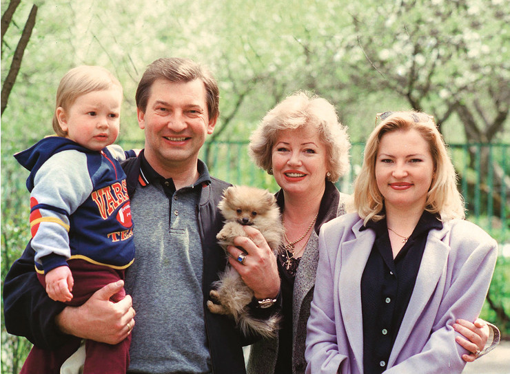 Хоккеист с супругой Татьяной, дочерью Ириной и внуком Максимом, 2000 год Хоккеист с супругой Татьяной, дочерью Ириной и внуком Максимом, 2000 год