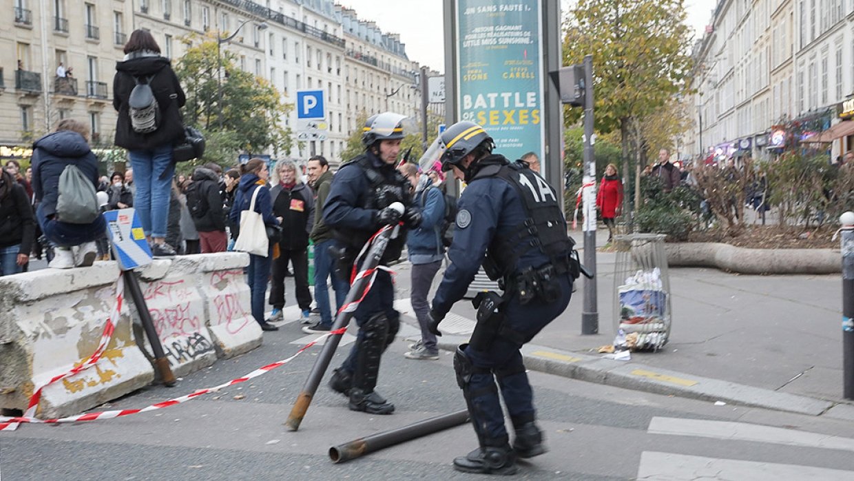 Против цене. Беспорядки в Москве на Манежной площади 2010. Беспорядок Париж человек паук. Беспорядки в Анатолии первая мировая. Crisis – Paris ‘18 (2018).