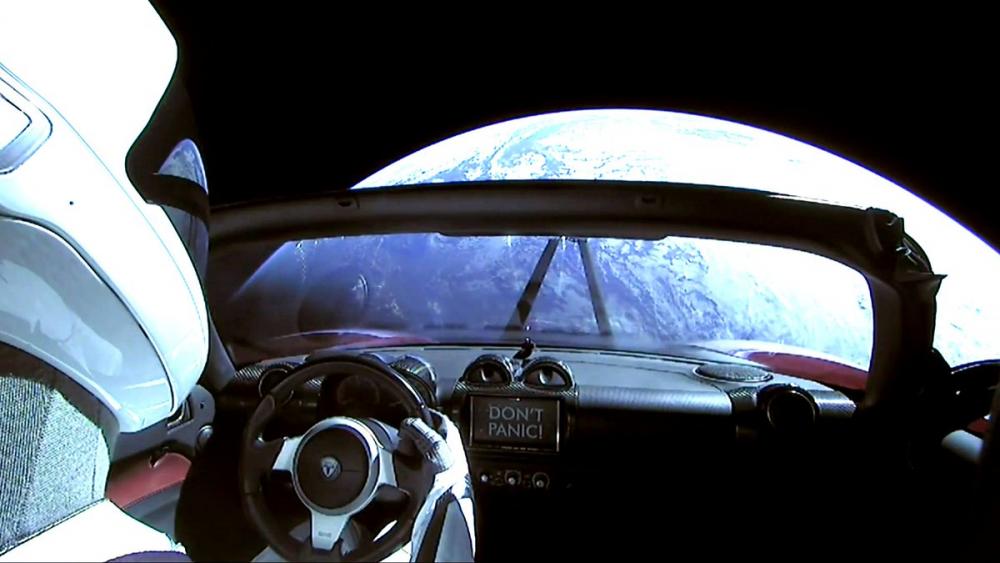 Где машина маска. Тесла родстер на орбите. Машина маска в космосе. Машина на орбите.