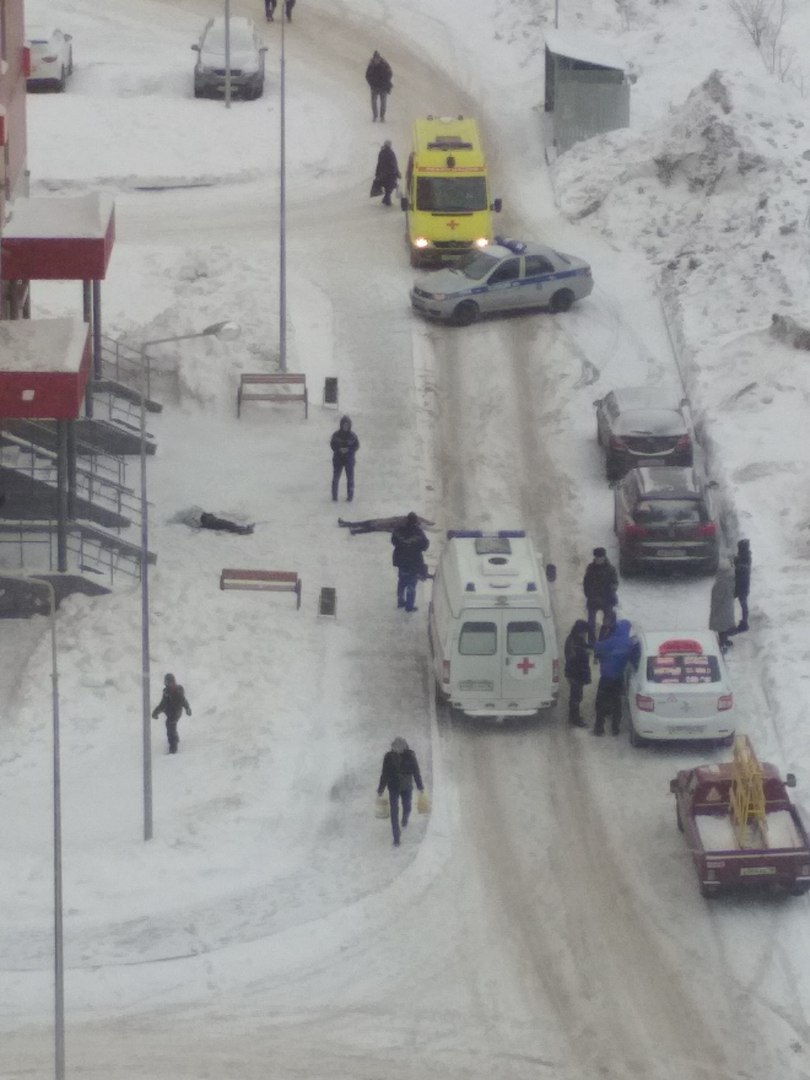 Две девочки спрыгнули. В Ижевске две сестры спрыгнули с крыши. В Ижевске две сводные сестры 12-летняя Маша и 15-летняя Настя. Две девочки спрыгнули с крыши. 2 Девочки в Ижевске спрыгнули с крыши.