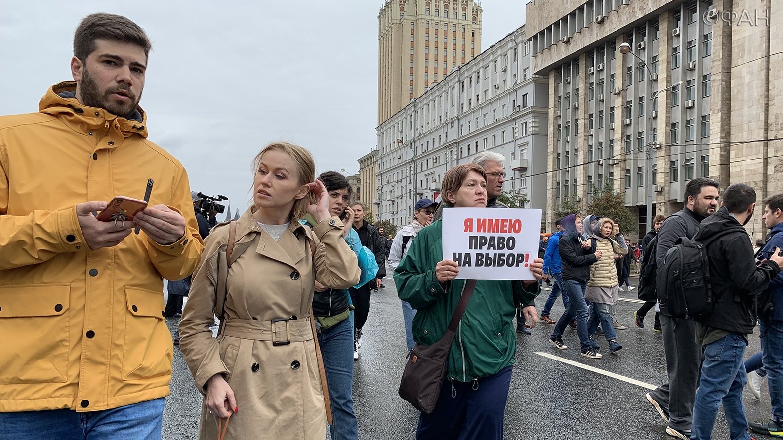 Оппозиционные блоги. Оппозиционер на митинге. Оппозиционные блоггеры. Красивые девушки на митинге. Митинги Мосгордуму 2019.