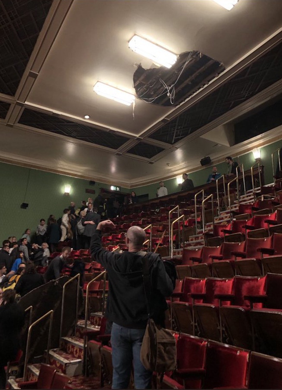 Потолок театра в Лондоне рухнул во время представления