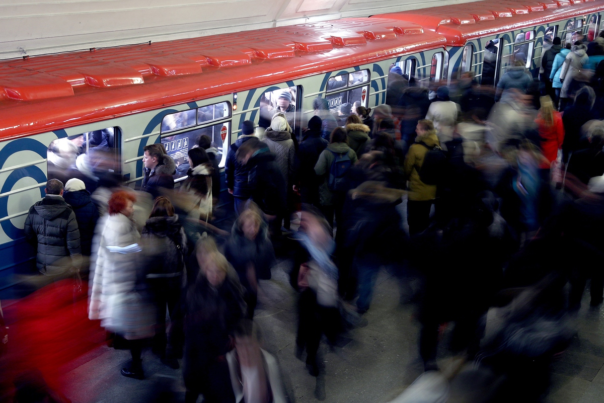 Последние новости метро. Сбой в метро. Сбой в подземке. Сбой в Московском метро. Опаздывает на поезд в метро.