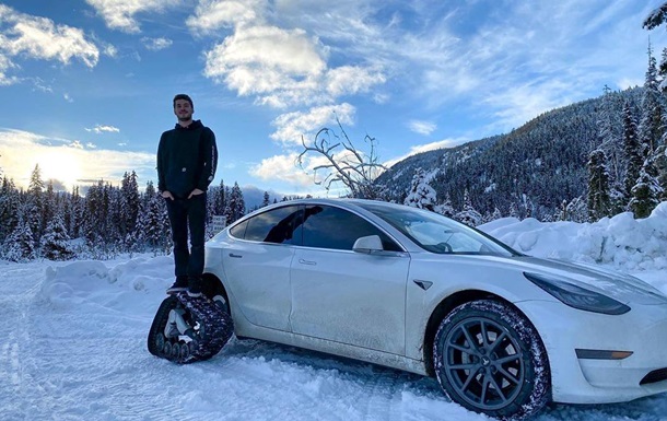 Канадец переделал Tesla Model 3 в снегоход: фото, видео