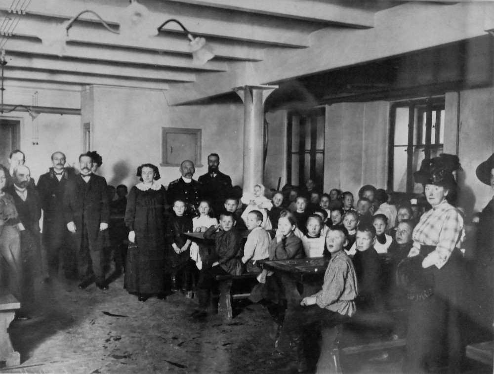 Дети в обеденном зале в день открытия бесплатной столовой (1902) Дети в обеденном зале в день открытия бесплатной столовой (1902)