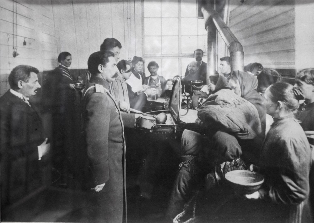 Раздача обедов в бесплатной столовой (1900-е годы) Раздача обедов в бесплатной столовой (1900-е годы)