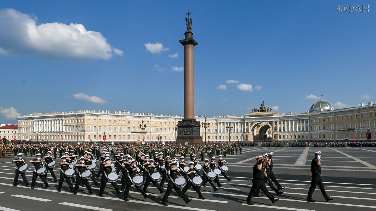 Петербург 19 ноября. Дворцовая площадь в Санкт-Петербурге парад. Парад Победы на Дворцовой площади. Парад Дворцовая площадь Питер. Парад 1997 с. ПБ Дворцовая площадь.