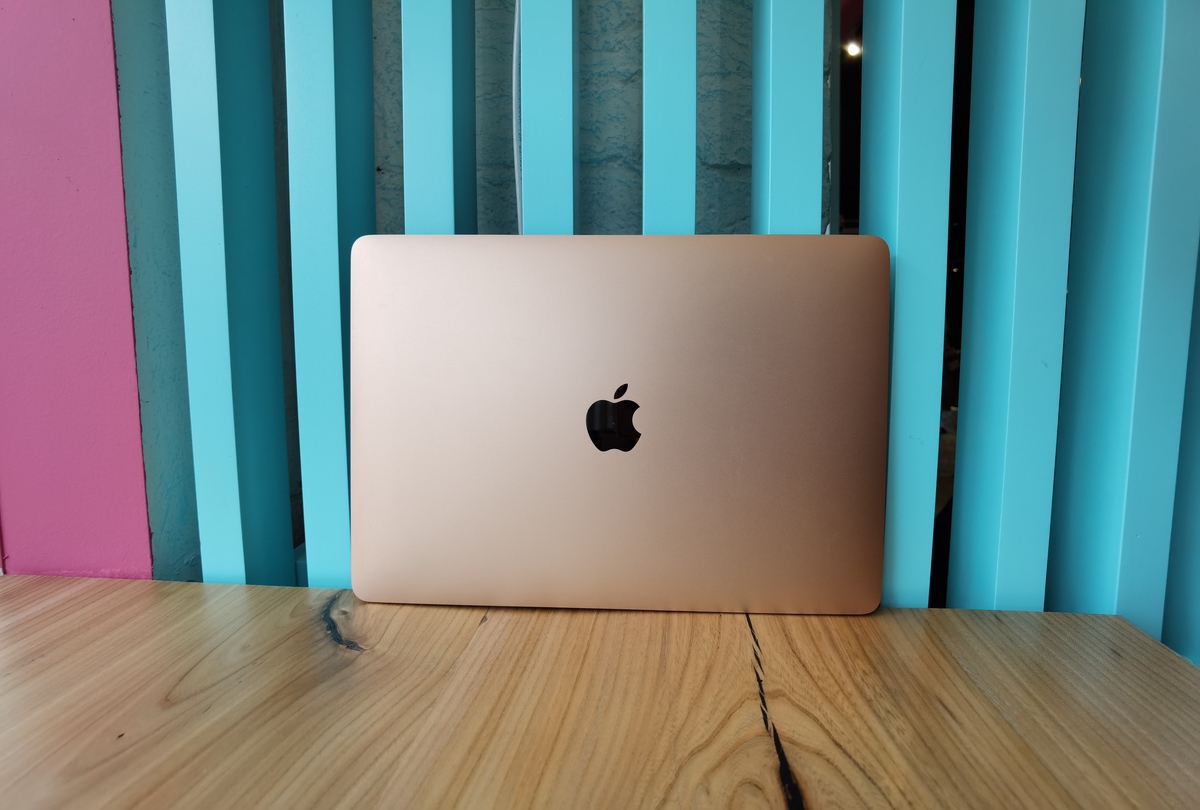 Хороший макбук для работы. MACBOOK Air 2021. Макбук Air 2021 столе. Макбук для учебы. Макбук крышка на столе.