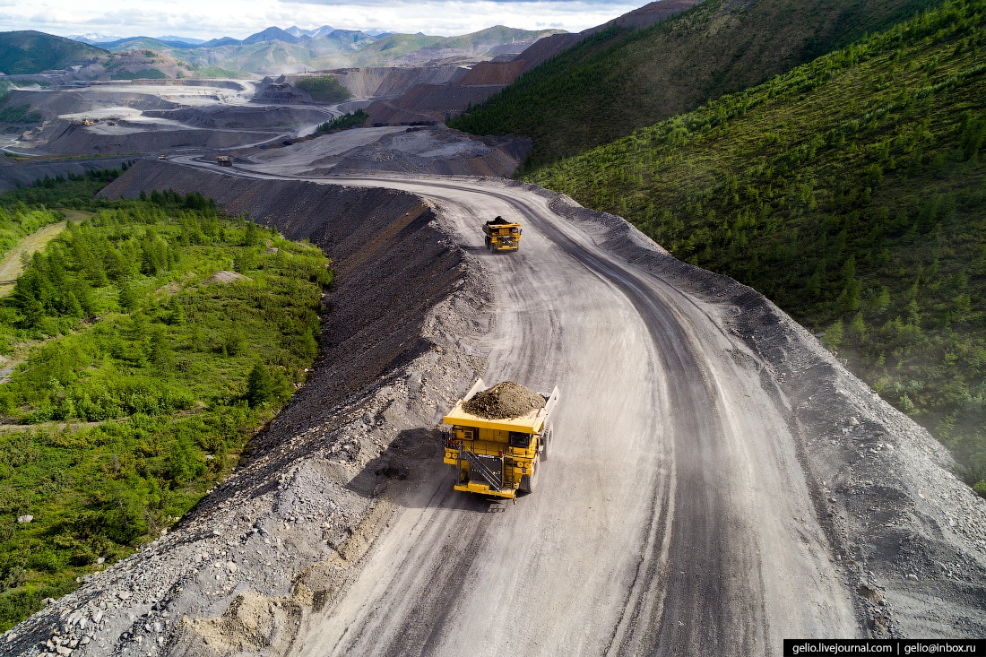 Масса самосвала Komatsu 830-E (он тоже используется на месторождениях «Полюса») при полной загрузке составляет около 386 тонн, а кузов вмещает до 147 кубометров руды массой более 200 тонн. Масса самосвала Komatsu 830-E (он тоже используется на месторождениях «Полюса») при полной загрузке составляет около 386 тонн, а кузов вмещает до 147 кубометров руды массой более 200 тонн.
