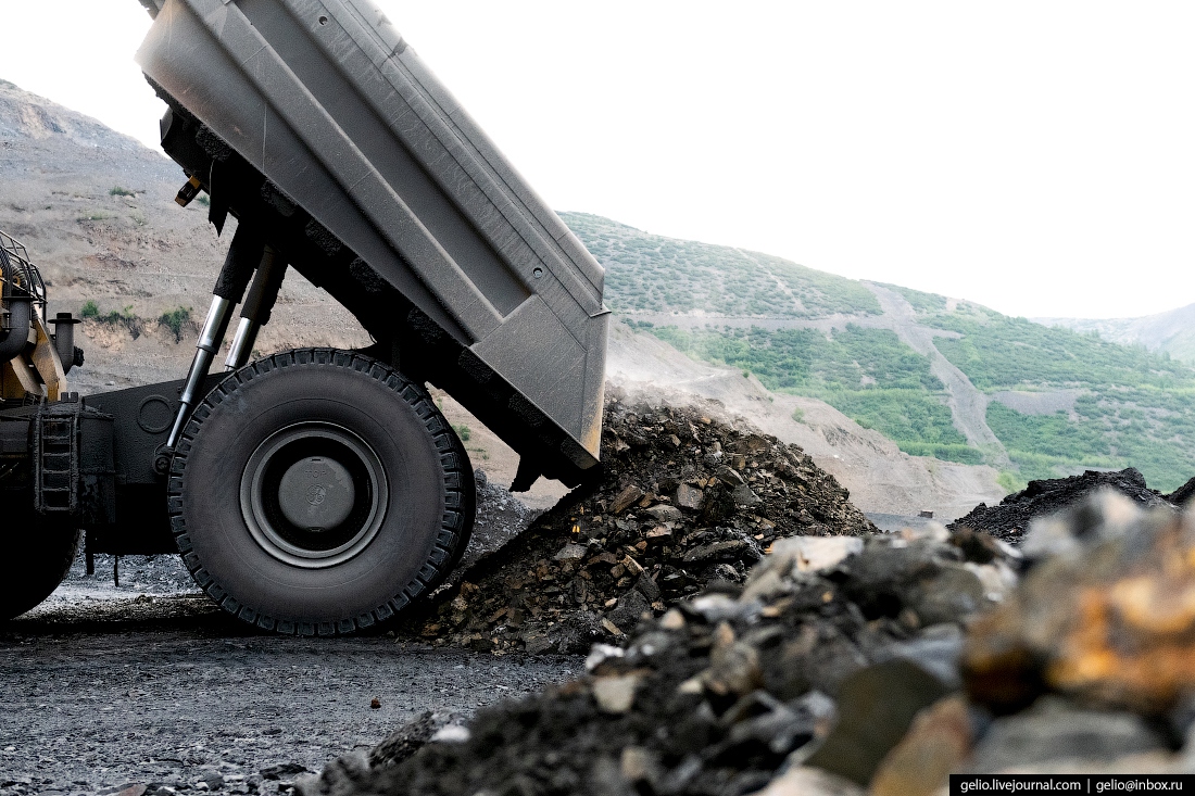 Гидравлические цилиндры автосамосвала Komatsu HD1500 поднимают кузов с 142 тоннами руды всего за 13,5 секунды. Гидравлические цилиндры автосамосвала Komatsu HD1500 поднимают кузов с 142 тоннами руды всего за 13,5 секунды.