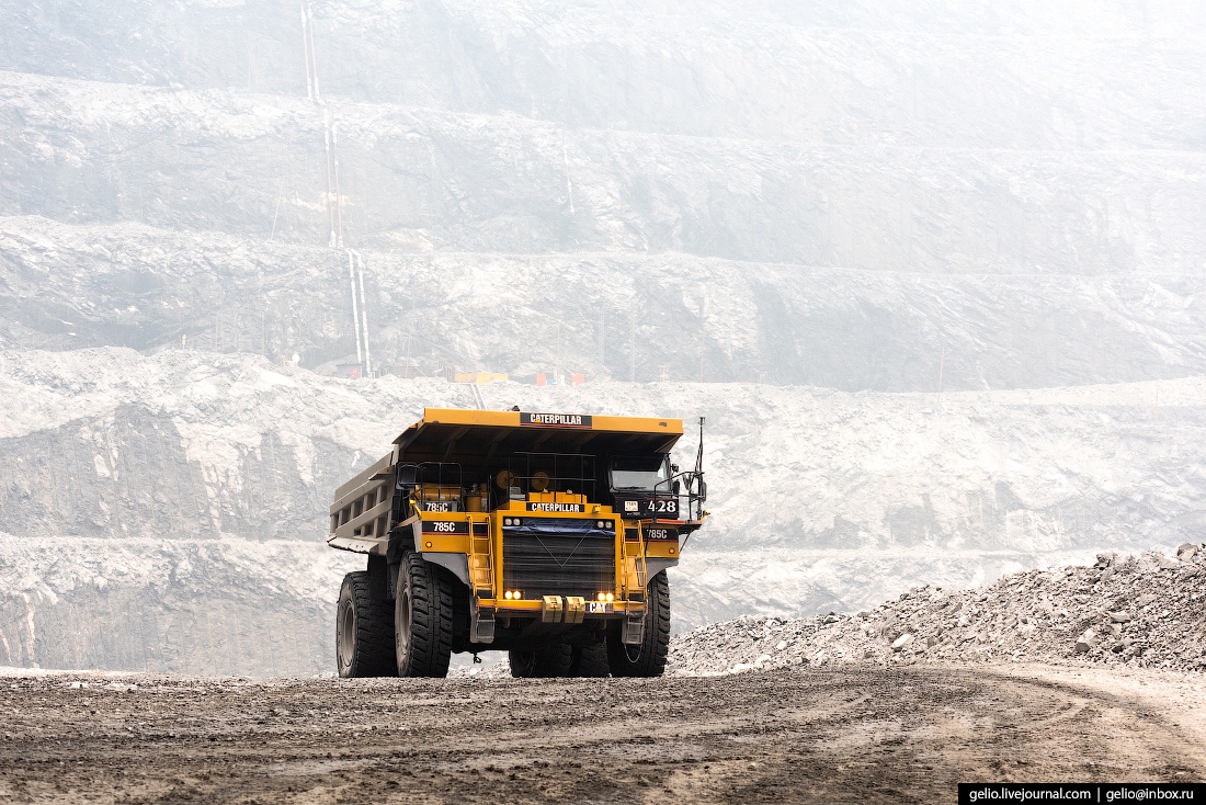 Чтобы заправить самосвал Caterpillar 785C, нужно 1893 литра топлива. Для сравнения: такого объёма хватило бы на то, чтобы полностью залить баки в 38 легковых автомобилях. Чтобы заправить самосвал Caterpillar 785C, нужно 1893 литра топлива. Для сравнения: такого объёма хватило бы на то, чтобы полностью залить баки в 38 легковых автомобилях.