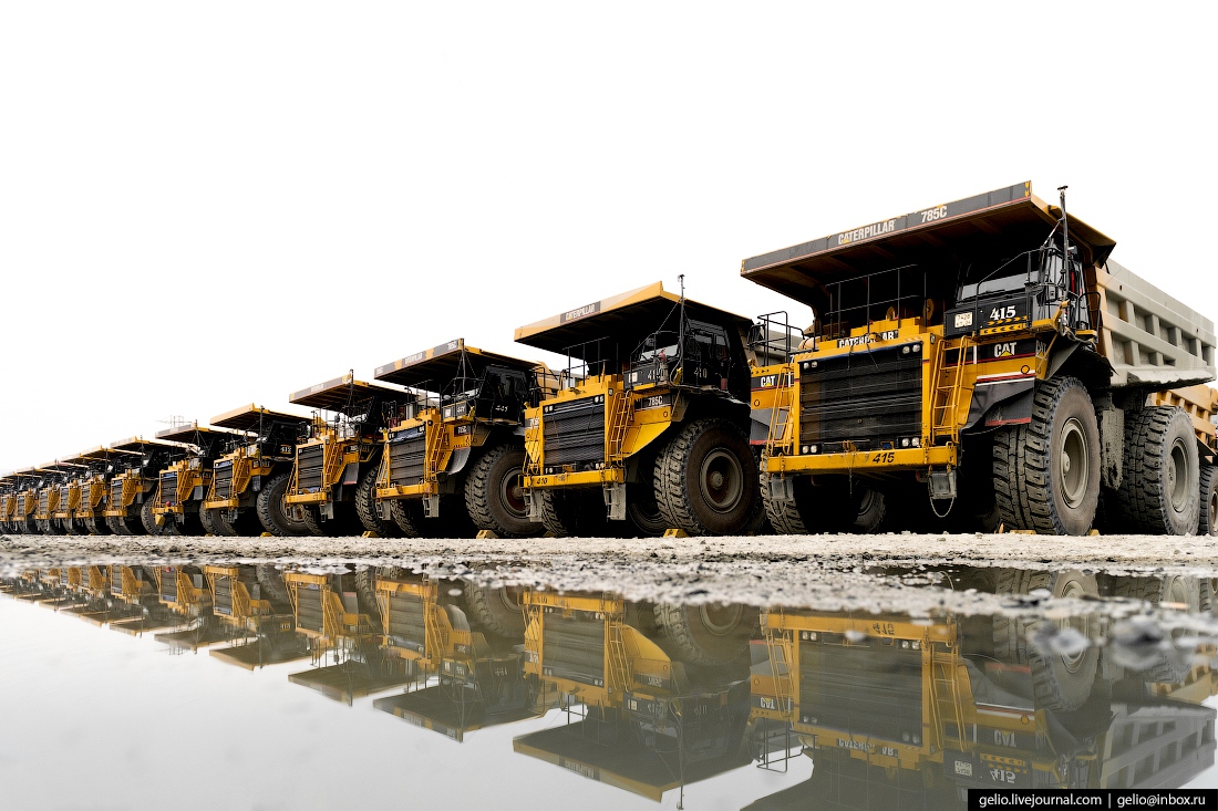 В шеренгу выстроены Caterpillar 785С. С полной загрузкой каждый такой самосвал весит почти 250 тонн. В шеренгу выстроены Caterpillar 785С. С полной загрузкой каждый такой самосвал весит почти 250 тонн.
