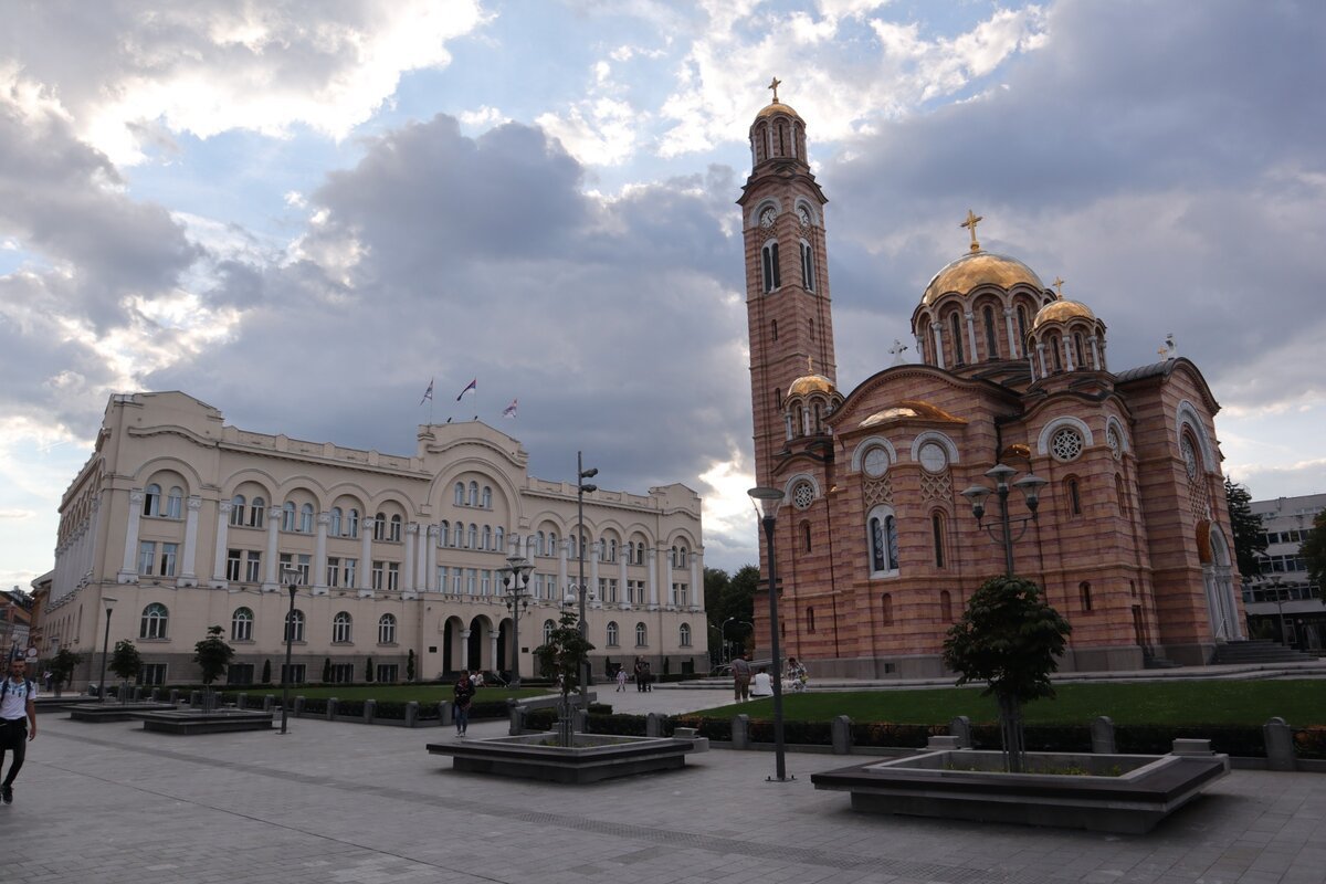 Столица самой республики - город Баня-Лука. Молодой динамично развивающийся город. Столица самой республики - город Баня-Лука. Молодой динамично развивающийся город.