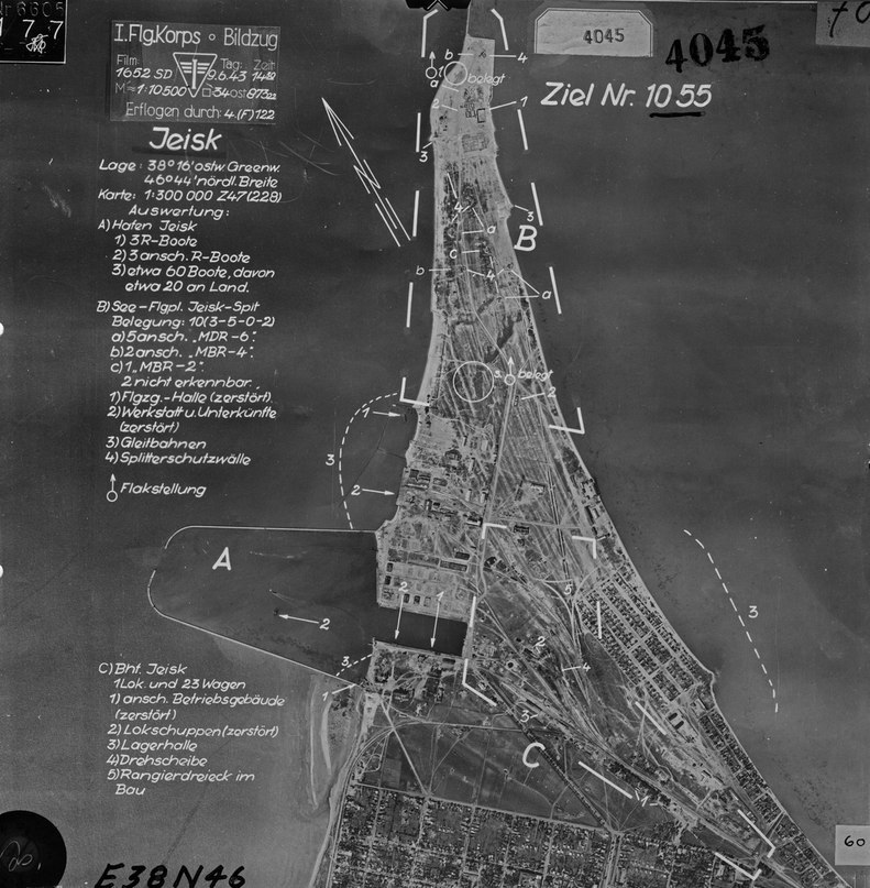 Аэрофотосъёмка Ейска от 9 июня1943 года. На снимке немецкими дешифровальщиками идентифицированы три R-boote (малые охотники), которые пережили бомбардировку 26-27 апреля 1943 года, среди них и М-11 Аэрофотосъёмка Ейска от 9 июня1943 года. На снимке немецкими дешифровальщиками идентифицированы три R-boote (малые охотники), которые пережили бомбардировку 26-27 апреля 1943 года, среди них и М-11