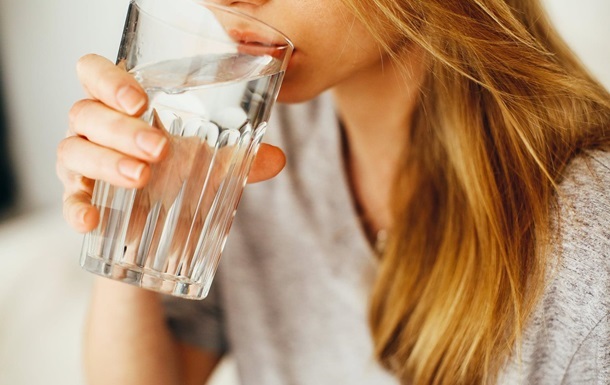 Диетолог: чем можно заменить воду для здоровья организма