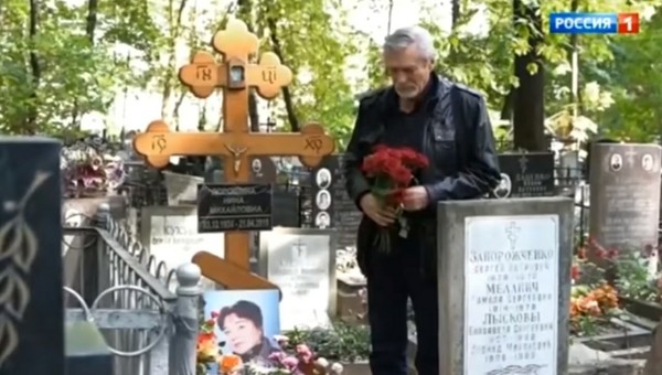 Артист отдал дань памяти своей партнерше по фильму «Любовь и голуби» Артист отдал дань памяти своей партнерше по фильму «Любовь и голуби»