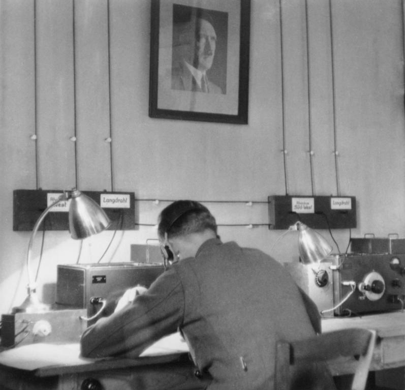 Радист абвера за работой, 1939 г. Радист абвера за работой, 1939 г.