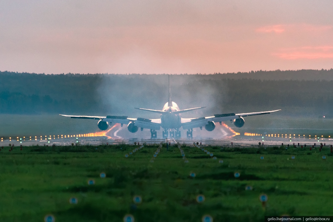 Аэропорт красноярск сколько ехать. Аэропорт Емельяново Красноярск. Аэропорт Емельяново Взлетная полоса. Взлетная полоса Красноярск аэропорт. Аэропорт Красноярск на взлетной.