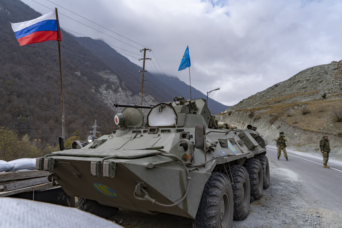 Конвой российских военных на пути из Мартакерта в Дадиванк. Северная часть Нагорного Карабаха. Территория подконтрольная армянским силам и российским миротворцам. Конвой российских военных на пути из Мартакерта в Дадиванк. Северная часть Нагорного Карабаха. Территория подконтрольная армянским силам и российским миротворцам.