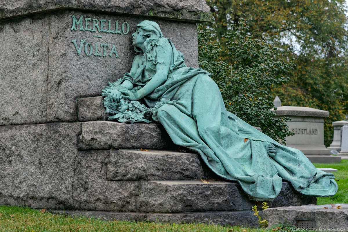 Merello-Volta, наверное, одно из самых изящных надгробий на гринвудском кладбище. Гранитная лестница с большим крестом и телом упавшей девушки, оформляют вход в подземную часть склепа. Существует легенда, что здесь похоронена невеста одного из боссов мафии, которую убило случайной пулей во время покушения прямо на их свадьбе. Это красивая, но всего лишь легенда. Реальная история гораздо прозаичнее. Женщина по имени Роза Гуарино (в девичестве Мерелло) стала жертвой своего собственного слуги Петро, которого разозлило замечание другой девушки, которая также работала прислугой. Когда он подметал крыльцо, та попросила его закрыть дверь, чтобы пыль не летела в дом. У Петро, видимо, накопилось достаточно претензий и к работодательнице, и к другой прислуге, но именно это совершенно невинное замечание стало триггером того, что Петро взял в руки оружие и застрелил обеих женщин. Merello-Volta, наверное, одно из самых изящных надгробий на гринвудском кладбище. Гранитная лестница с большим крестом и телом упавшей девушки, оформляют вход в подземную часть склепа. Существует легенда, что здесь похоронена невеста одного из боссов мафии, которую убило случайной пулей во время покушения прямо на их свадьбе. Это красивая, но всего лишь легенда. Реальная история гораздо прозаичнее. Женщина по имени Роза Гуарино (в девичестве Мерелло) стала жертвой своего собственного слуги Петро, которого разозлило замечание другой девушки, которая также работала прислугой. Когда он подметал крыльцо, та попросила его закрыть дверь, чтобы пыль не летела в дом. У Петро, видимо, накопилось достаточно претензий и к работодательнице, и к другой прислуге, но именно это совершенно невинное замечание стало триггером того, что Петро взял в руки оружие и застрелил обеих женщин.