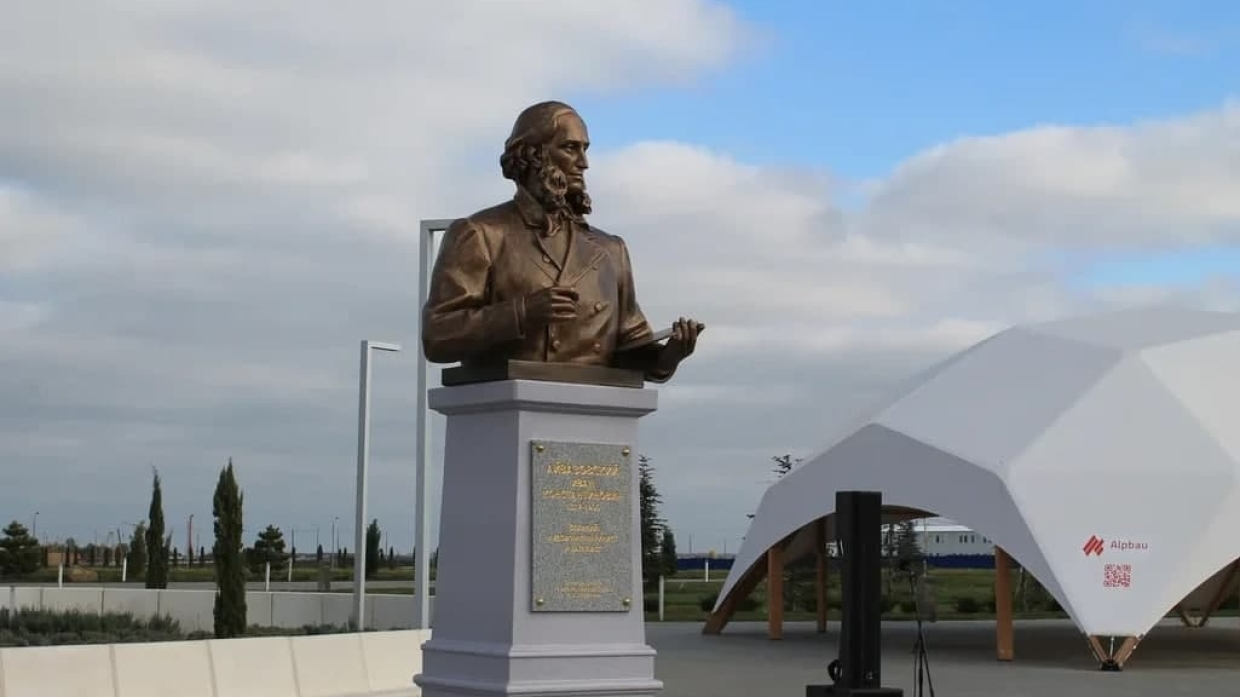 Айвазовский симферополь. Памятник Айвазовскому в Симферополе. Памятник Айвазовскому в аэропорту Симферополя. Иван Айвазовский памятник аэропорт. Бюст Айвазовского.