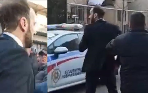 В Ереване протестующие забросали яйцами депутата
