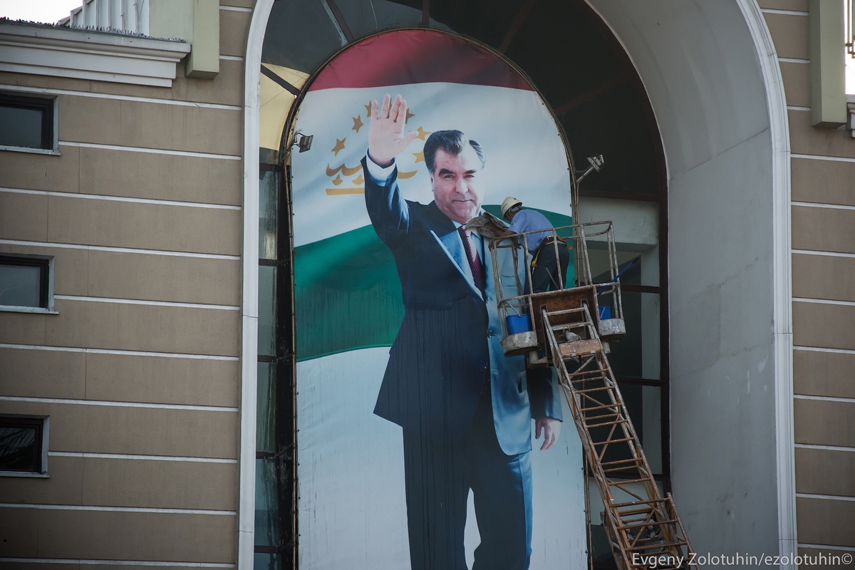 «Сильная восточная любовь»: каким может быть культ личности в XXI веке