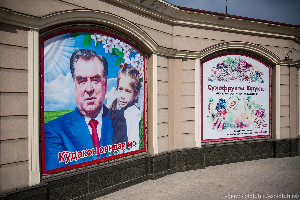 «Сильная восточная любовь»: каким может быть культ личности в XXI веке
