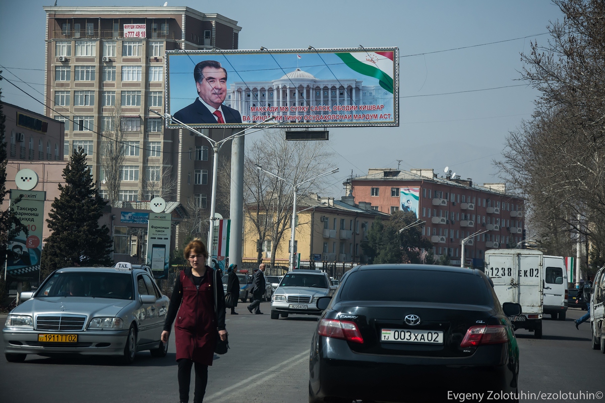 «Сильная восточная любовь»: каким может быть культ личности в XXI веке