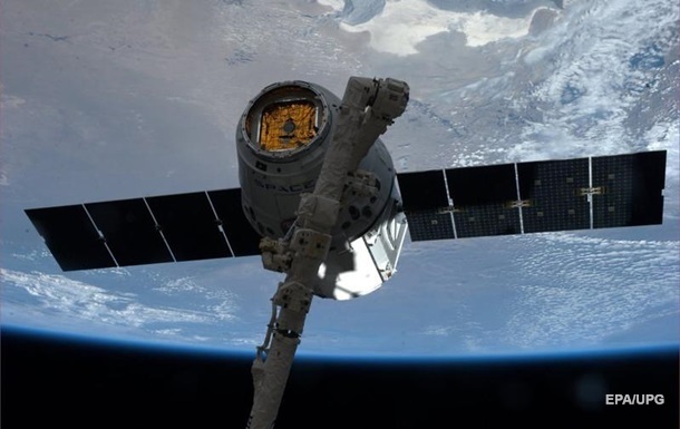 Космический грузовик Cargo Dragon приводнился в Атлантике